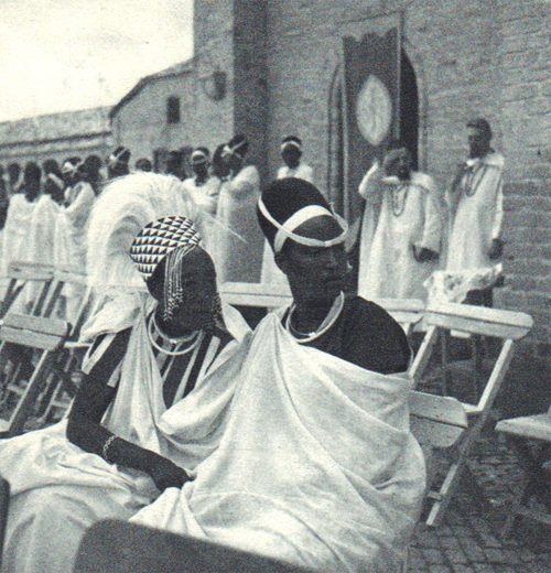 De grandes dames parées pour la fête