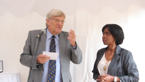  Monsieur Georges Fresch, ambassadeur de France au Rwanda, me remet la décoration