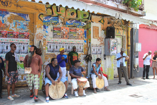 Samedi midi, Pointe-à-Pitre, le groupe akhyo bat les tambours gwoka (photo juin 2015)